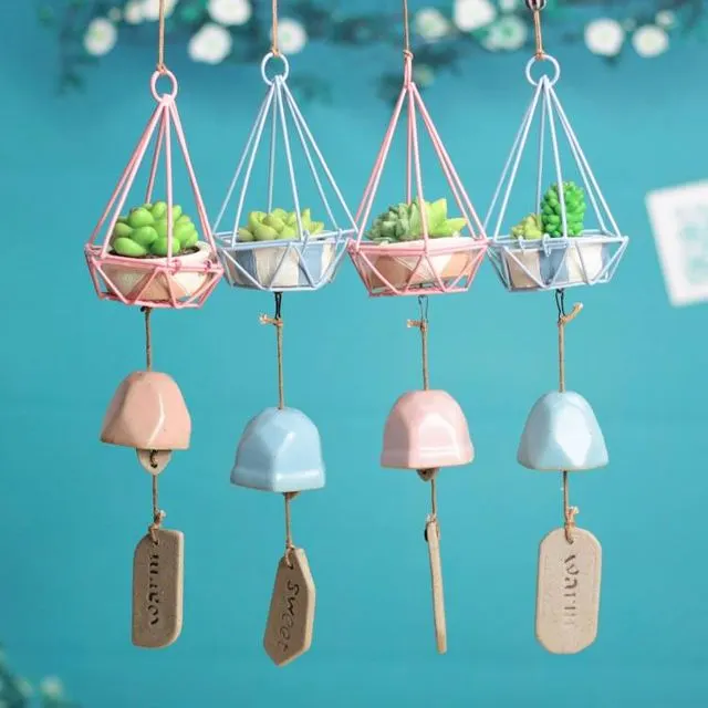 Chuông gió trang trí trước cửa nhà