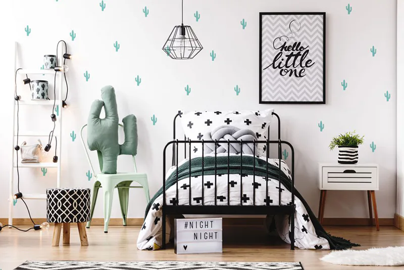 Muốn tìm một cách trang trí phòng ngủ đơn giản mà đẹp mắt? Hãy thử sử dụng giấy dán tường! Với những họa tiết và màu sắc đa dạng, bạn có thể tùy chọn và trang trí phòng ngủ của mình một cách độc đáo. Bằng cách này, không chỉ tạo nên một không gian trang nhã mà còn giúp bạn tiết kiệm chi phí xây dựng và sơn tường.