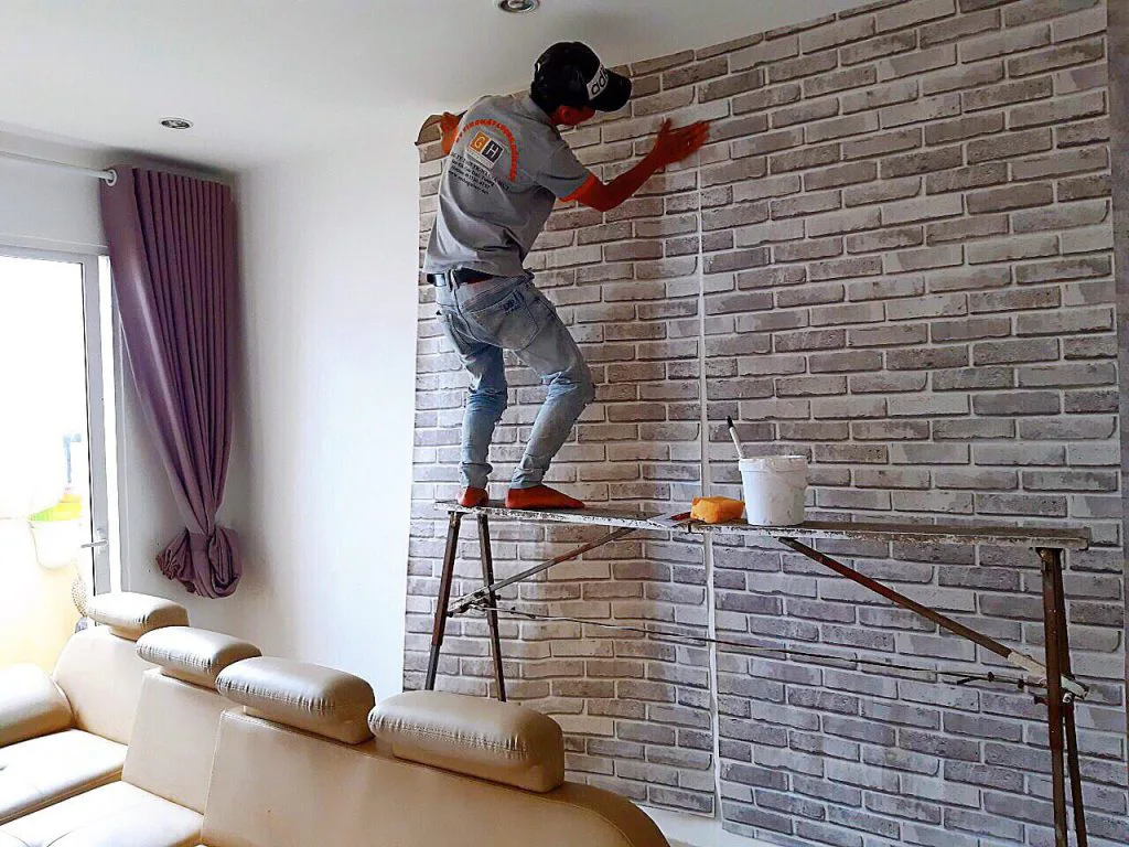 Thi công giấy dán tường 3d giả đá – công trình nhà dân Quận 2